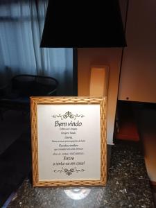 Um certificado, prêmio, placa ou outro documento exibido em Apto Verona Enseada Guarujá