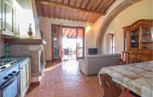 uma cozinha com um sofá e uma mesa num quarto em Casa Giannini em Magliano in Toscana