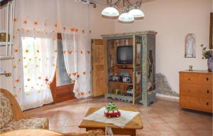 sala de estar con TV y mesa en Gorgeous Home In Volterra With Kitchen, en Volterra