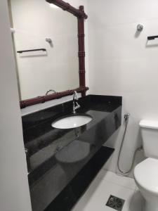 Um banheiro em Apto Verona Enseada Guarujá