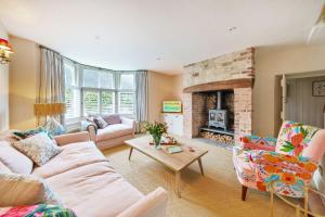 uma sala de estar com um sofá e uma lareira em Fern House em Dorchester