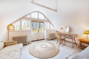 uma sala de estar com uma grande janela e uma mesa em Fern House em Dorchester