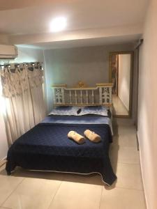 um quarto com uma cama com duas almofadas em The Place Hostel no Recife