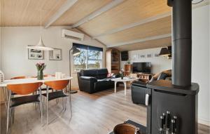 uma sala de estar com um fogão a lenha e uma sala de estar em Gorgeous Home In Thisted With Wifi em Thisted