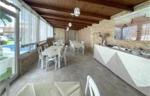 グロッターリエにあるMattia Grandeのテーブルと椅子、カウンター付きのレストラン