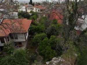 eine Luftansicht einer Stadt mit Häusern und Bäumen in der Unterkunft Zemira Garden Hotel in Antalya