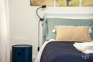 una camera da letto con un letto con un piumone blu di HT - Elegante mini in Prato della Valle a Padova