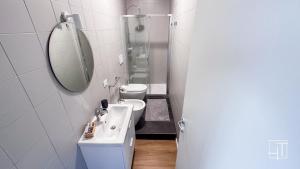 un bagno con lavandino, specchio e WC di HT - Elegante mini in Prato della Valle a Padova