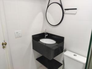 Um banheiro em Apto Verona Enseada Guarujá