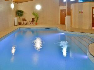 duży niebieski basen w budynku w obiekcie Finest Retreats - Little Dunley - Lake View w mieście Bovey Tracey