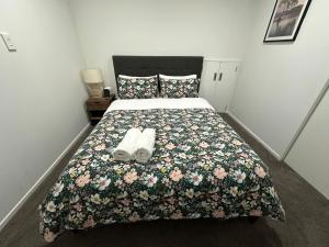sypialnia z łóżkiem z dwoma ręcznikami w obiekcie Trafalgar Place w Auckland