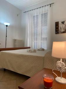 Un dormitorio con una cama y una mesa con una bebida en casa vacanze DOMUS CENTRALE, en Matera