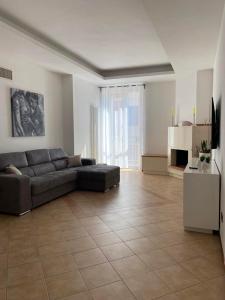 sala de estar amplia con sofá y TV en casa vacanze DOMUS CENTRALE, en Matera
