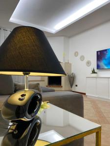 una lámpara sentada en una mesa en una sala de estar en casa vacanze DOMUS CENTRALE, en Matera 17 fotos más