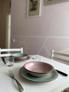科內利亞諾的住宿－Casa TOÈ，一张桌子,上面有两盘盘子,叉子和刀子