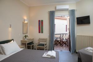 Кровать или кровати в номере Galini Hotel