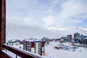 a view of a ski resort in the snow at Vacancéole - Le Borsat IV in Tignes