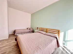 科內利亞諾的住宿－Casa TOÈ，一间卧室,配有两张床