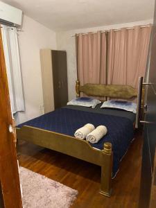 1 dormitorio con 1 cama con 2 almohadas en The Place Hostel en Recife
