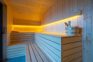 a sauna with a tub and a pitcher in it at Gîte DDS in Manhay
