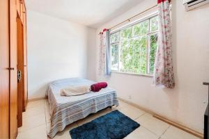 Habitación pequeña con cama y ventana en Casa Branca 355 Familiar en Río de Janeiro