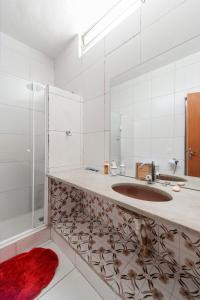 y baño con lavabo y espejo. en Casa Branca 355 Familiar en Río de Janeiro