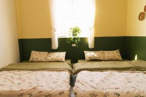 Postel nebo postele na pokoji v ubytování Phòng Măng Cụt (Mangosteen room) - Nhà Mơ Homestay Bến Tre