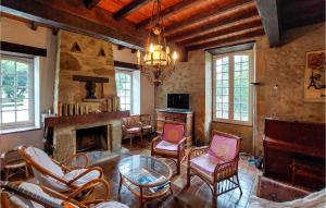 sala de estar con sillas, chimenea y lámpara de araña en 4 Bedroom Amazing Home In Conchez-de-barn, en Conchez-de-Béarn