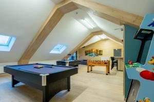 a room with a pool table in a attic at Gîte DDS in Manhay