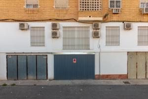 a building with two garage doors on a street at San Rafael 4- Parking gratuito in Córdoba
