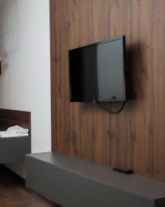 Uma televisão e/ou sistema de entretenimento em Triumf Hotel