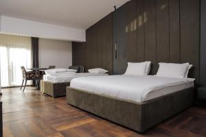 Uma cama ou camas num quarto em Triumf Hotel