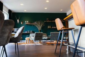 a barber shop with chairs and a green wall at Hotel Darstein in Mannheim