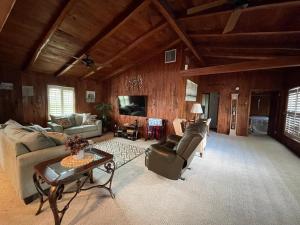 una sala de estar con un sofá y una mesa en Lake House Retreat, en Polk City