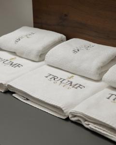 Uma cama ou camas num quarto em Triumf Hotel
