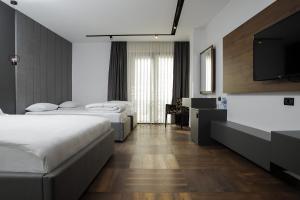 Uma cama ou camas num quarto em Triumf Hotel