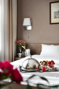 Odessa的住宿－亞歷山德斯基酒店，在酒店房间床上的一张食物托盘