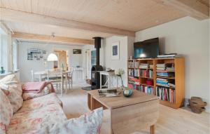 - un salon avec un canapé et une table dans l'établissement 3 Bedroom Lovely Home In stermarie, à Østermarie