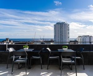 蓬塔德尔加达Sky PDL的屋顶上有两张桌子和椅子的露台