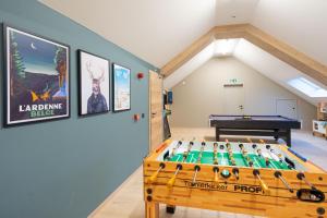 a room with a ping pong table and a pool table at Gîte DDS in Manhay