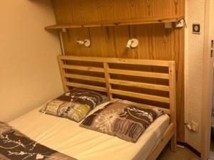 ein Etagenbett aus Holz mit zwei Kissen darauf in der Unterkunft Appartement Montgenèvre, 2 pièces, 4 personnes - FR-1-330D-54 in Montgenèvre