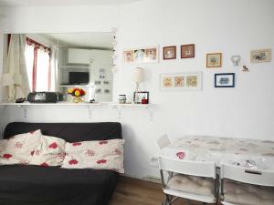 Habitación con sofá y mesa con almohadas. en Appartement Les Orres, 1 pièce, 6 personnes - FR-1-322-403, en Les Orres