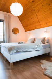 a large bed in a bedroom with a wooden ceiling at Cottage in Domasa 2 