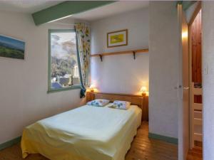 a bedroom with a white bed and a window at Maison au centre du village, cour privative, au calme, Wi-Fi, cheminée, idéale pour familles. - FR-1-401-234 in Cauterets