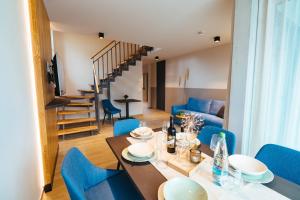 a dining room with a table and blue chairs at Biohof Döbler Ferienwohnungen in Brackenheim