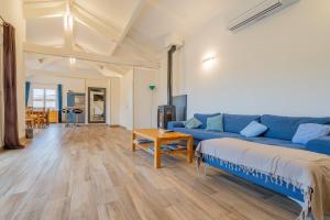 罗科福尔拉贝杜勒ღ Charmante villa avec piscine的客厅里有一张蓝色的沙发和一张桌子 更多35张照片