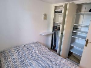 Posteľ alebo postele v izbe v ubytovaní Villa 6 pers avec piscine, clim et parking à 1 km de la plage - FR-1-607-155