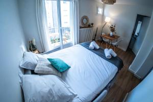 a bedroom with a large bed with towels on it at Studio cosy - Espace extérieur et proche du centre in Annecy