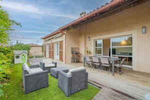 罗科福尔拉贝杜勒ღ Charmante villa avec piscine的一个带桌椅的庭院和一间餐厅