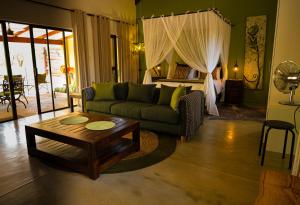 Bee-Eater Cottage في هويدزبروت: غرفة معيشة مع أريكة وطاولة وسرير +22 صورة